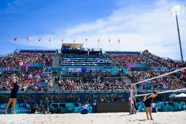 240804 David Ahman of Sweden serves in the round of 16 Beach volleyball, Beachvolleyball match during day 9 of the Paris 2024 Olympic Games, Olympische Spiele, Olympia, OS on August 4, 2024 in Paris. Photo: Ludvig Thunman BILDBYRAN kod LT LT0658 beachvolleyboll beach volleyball sandvolleyball olympic games olympics os ol olympiska spel olympiske leker paris 2024 paris-os paris-ol 9 bbeng Copyright: LUDVIGxTHUNMAN BB240804LT069