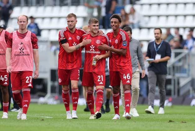 04.08.2024, xdcx, Fussball 2. Bundesliga, SV Darmstadt 98 - Fortuna Düsseldorf, emonline, emspor, despor, v.l., Andre Hoffmann (Fortuna Düsseldorf), Tim Rossmann (Fortuna Düsseldorf), Sima Suso (Fortuna Düsseldorf) freuen sich über den Sieg DFL DFB REGULATIONS PROHIBIT ANY USE OF PHOTOGRAPHS AS IMAGE SEQUENCES AND OR QUASI-VIDEO.