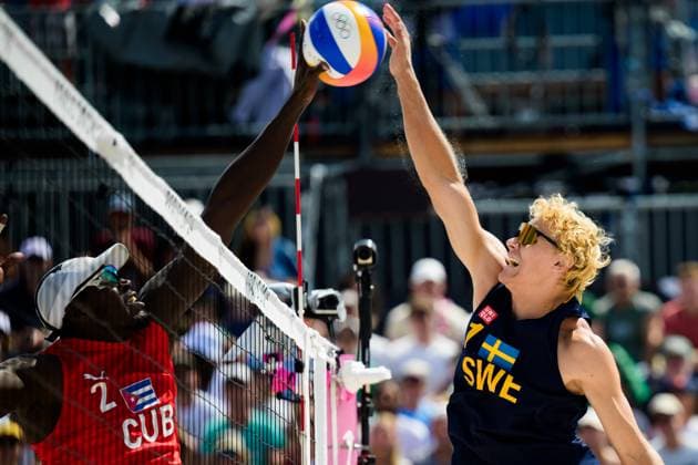 240804 Jorge Luis Alayo Moliner of Cuba and Daid Ahman of Sweden competes in the round of 16 Beach volleyball, Beachvolleyball match during day 9 of the Paris 2024 Olympic Games, Olympische Spiele, Olympia, OS on August 4, 2024 in Paris. Photo: Ludvig Thunman BILDBYRAN kod LT LT0658 beachvolleyboll beach volleyball sandvolleyball olympic games olympics os ol olympiska spel olympiske leker paris 2024 paris-os paris-ol 9 bbeng Copyright: LUDVIGxTHUNMAN BB240804LT083