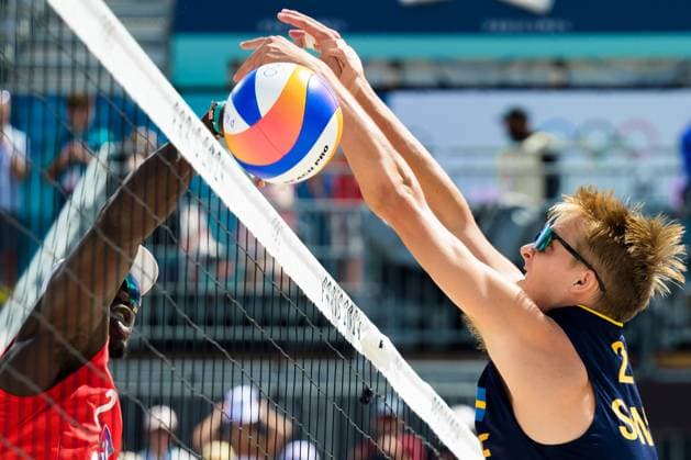 240804 Jorge Luis Alayo Moliner of Cuba and Jonatan Hellvig of Sweden competes in the round of 16 Beach volleyball, Beachvolleyball match during day 9 of the Paris 2024 Olympic Games, Olympische Spiele, Olympia, OS on August 4, 2024 in Paris. Photo: Ludvig Thunman BILDBYRAN kod LT LT0658 beachvolleyboll beach volleyball sandvolleyball olympic games olympics os ol olympiska spel olympiske leker paris 2024 paris-os paris-ol 9 bbeng Copyright: LUDVIGxTHUNMAN BB240804LT084