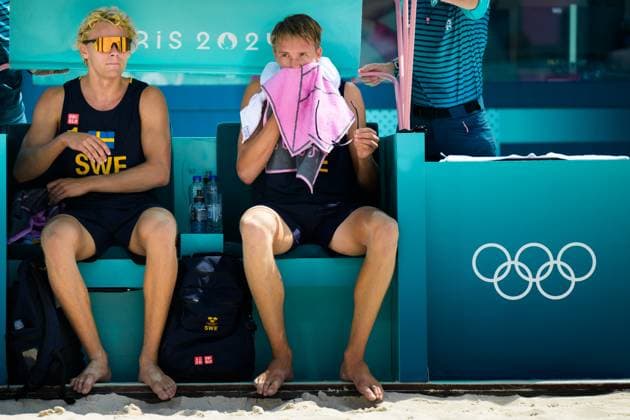 240804 David Ahman and Jonatan Hellvig of Sweden looks dejected in the round of 16 Beach volleyball, Beachvolleyball match during day 9 of the Paris 2024 Olympic Games, Olympische Spiele, Olympia, OS on August 4, 2024 in Paris. Photo: Ludvig Thunman BILDBYRAN kod LT LT0658 beachvolleyboll beach volleyball sandvolleyball olympic games olympics os ol olympiska spel olympiske leker paris 2024 paris-os paris-ol 9 bbeng depp dejection Copyright: LUDVIGxTHUNMAN BB240804LT092