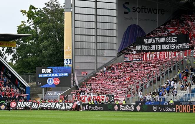 04.08.2024, xfux, Fussball 2.Bundesliga, SV Darmstadt 98 - Fortuna Düsseldorf emspor, v.l. Fans Fortuna Duesseldorf Stimmung, Trikot, Schal, Fahne und Fans Fortuna Duesseldorf Stimmung, Trikot, Schal, Fahne gedenken nach Abpfiff dem verstorbenen Spieler von Fortuna Düsseldorf Newton Opoku-Mensah (DFL DFB REGULATIONS PROHIBIT ANY USE OF PHOTOGRAPHS as IMAGE SEQUENCES and or QUASI-VIDEO. Eine Lizenzierung des Lichtbildwerkes an den SV Darmstadt 1898 e.V. sowie Tochterunternehmen ist nicht gestattet. No release of or sale to SV Darmstadt 1898 e.V.) Darmstadt