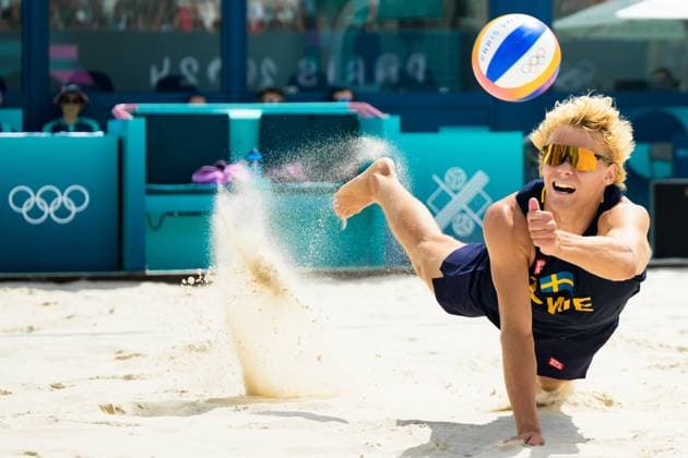240804 David Ahman of Sweden competes in the round of 16 Beach volleyball, Beachvolleyball match during day 9 of the Paris 2024 Olympic Games, Olympische Spiele, Olympia, OS on August 4, 2024 in Paris. Photo: Ludvig Thunman BILDBYRAN kod LT LT0658 beachvolleyboll beach volleyball sandvolleyball olympic games olympics os ol olympiska spel olympiske leker paris 2024 paris-os paris-ol 9 bbeng Copyright: LUDVIGxTHUNMAN BB240804LT088