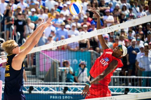 240804 Jonatan Hellvig of Sweden and Noslen Diaz Amaro of Cuba competes in the round of 16 Beach volleyball, Beachvolleyball match during day 9 of the Paris 2024 Olympic Games, Olympische Spiele, Olympia, OS on August 4, 2024 in Paris. Photo: Ludvig Thunman BILDBYRAN kod LT LT0658 beachvolleyboll beach volleyball sandvolleyball olympic games olympics os ol olympiska spel olympiske leker paris 2024 paris-os paris-ol 9 bbeng Copyright: LUDVIGxTHUNMAN BB240804LT102