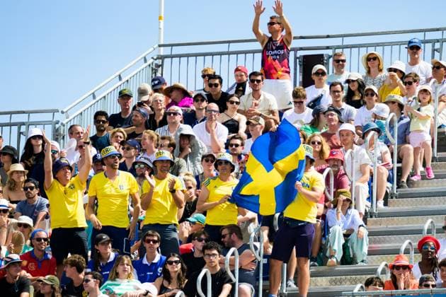 240804 Fans of Sweden celebrates during the round of 16 Beach volleyball, Beachvolleyball match during day 9 of the Paris 2024 Olympic Games, Olympische Spiele, Olympia, OS on August 4, 2024 in Paris. Photo: Ludvig Thunman BILDBYRAN kod LT LT0658 beachvolleyboll beach volleyball sandvolleyball olympic games olympics os ol olympiska spel olympiske leker paris 2024 paris-os paris-ol 9 bbeng celebration jubel Copyright: LUDVIGxTHUNMAN BB240804LT106