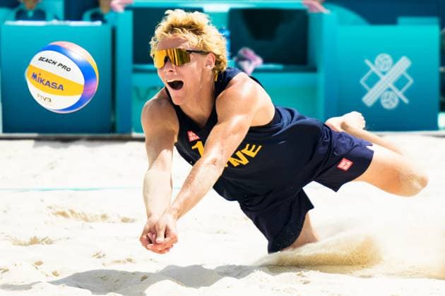 240804 David Ahman of Sweden during the round of 16 Beach volleyball, Beachvolleyball match during day 9 of the Paris 2024 Olympic Games, Olympische Spiele, Olympia, OS on August 4, 2024 in Paris. Photo: Ludvig Thunman BILDBYRAN kod LT LT0658 beachvolleyboll beach volleyball sandvolleyball olympic games olympics os ol olympiska spel olympiske leker paris 2024 paris-os paris-ol 9 bbeng Copyright: LUDVIGxTHUNMAN BB240804LT112