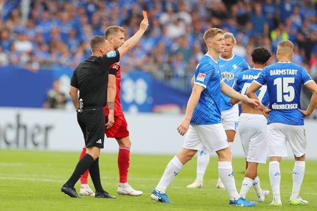 04.08.2024, xtvx, Fussball 2.Bundesliga, SV Darmstadt 98 - Fortuna Düsseldorf emspor, v.l. Schiedsrichter Dr. Robert Kampka Rote Karte, red card (DFL DFB REGULATIONS PROHIBIT ANY USE OF PHOTOGRAPHS as IMAGE SEQUENCES and or QUASI-VIDEO) Darmstadt