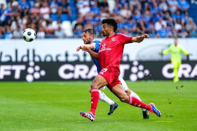 Emmanuel Iyoha (Fortuna Duesseldorf , 19) im Zweikampf mit Matthias Bader (SV Darmstadt 98, 26), GER, SV Darmstadt 98 vs. Fortuna Duesseldorf, Fussball, 2. Bundesliga, 1. Spieltag, Spielzeit 2024 2025, 04.08.2024. DFL REGULATIONS PROHIBIT ANY USE OF PHOTOGRAPHS as IMAGE SEQUENCES and or QUASI-VIDEO GER, SV Darmstadt 98 vs. Fortuna Duesseldorf, Fussball, 2. Bundesliga, 1. Spieltag, Spielzeit 2024 2025, 04.08.2024. Darmstadt
