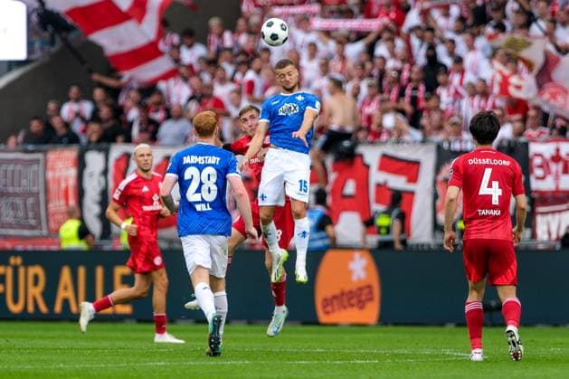 Isak Johannesson (Fortuna Duesseldorf , 08) im Zweikampf mit Fabian Nuernberger (SV Darmstadt 98, 15), GER, SV Darmstadt 98 vs. Fortuna Duesseldorf, Fussball, 2. Bundesliga, 1. Spieltag, Spielzeit 2024 2025, 04.08.2024. DFL REGULATIONS PROHIBIT ANY USE OF PHOTOGRAPHS as IMAGE SEQUENCES and or QUASI-VIDEO GER, SV Darmstadt 98 vs. Fortuna Duesseldorf, Fussball, 2. Bundesliga, 1. Spieltag, Spielzeit 2024 2025, 04.08.2024. Darmstadt