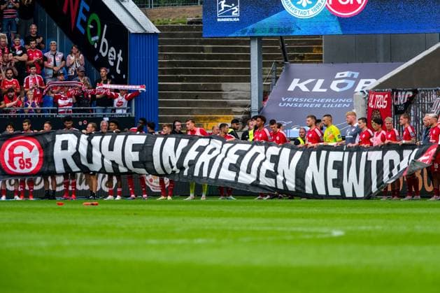 gedenken nach Abpfiff dem verstorbenen Spieler von Fortuna Duesseldorf Newton Opoku-Mensah GER, SV Darmstadt 98 vs. Fortuna Duesseldorf, Fussball, 2. Bundesliga, 1. Spieltag, Spielzeit 2024 2025, 04.08.2024. DFL REGULATIONS PROHIBIT ANY USE OF PHOTOGRAPHS as IMAGE SEQUENCES and or QUASI-VIDEO GER, SV Darmstadt 98 vs. Fortuna Duesseldorf, Fussball, 2. Bundesliga, 1. Spieltag, Spielzeit 2024 2025, 04.08.2024. Darmstadt