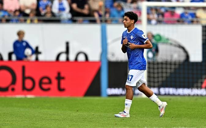 04.08.2024, xfux, Fussball 2.Bundesliga, SV Darmstadt 98 - Fortuna Düsseldorf emspor, v.l. Othmane Elidrissi Errahhali (SV Darmstadt 98) verlässt verlaesst den Platz nach seiner Rote Karte für, red card for, Platzverweis, Game Misconduct (DFL DFB REGULATIONS PROHIBIT ANY USE OF PHOTOGRAPHS as IMAGE SEQUENCES and or QUASI-VIDEO. Eine Lizenzierung des Lichtbildwerkes an den SV Darmstadt 1898 e.V. sowie Tochterunternehmen ist nicht gestattet. No release of or sale to SV Darmstadt 1898 e.V.) Darmstadt