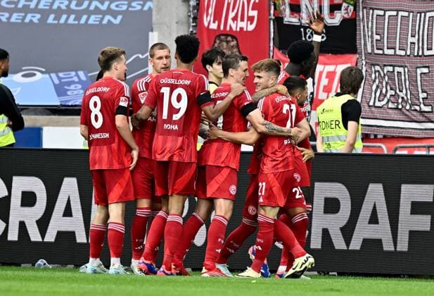 04.08.2024, xfux, Fussball 2.Bundesliga, SV Darmstadt 98 - Fortuna Düsseldorf emspor, v.l. Torschuetze Torschütze Tim Rossmann (Fortuna Duesseldorf Düsseldorf), Matthias Zimmermann (Fortuna Duesseldorf Düsseldorf) und Spieler Fortuna Duesseldorf Düsseldorf) Torjubel, Jubel, Goal celebration, celebrate the goal zum 0:2 jubelnd bejubelt jubelt jubeln Jubel (DFL DFB REGULATIONS PROHIBIT ANY USE OF PHOTOGRAPHS as IMAGE SEQUENCES and or QUASI-VIDEO. Eine Lizenzierung des Lichtbildwerkes an den SV Darmstadt 1898 e.V. sowie Tochterunternehmen ist nicht gestattet. No release of or sale to SV Darmstadt 1898 e.V.) Darmstadt