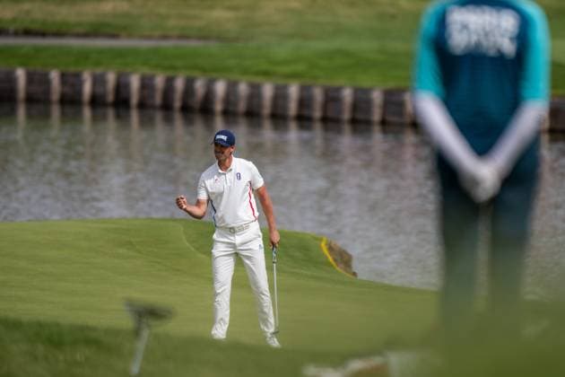 240804 Victor Perez of France celebrates during the final round of the men s individual stroke play golf during day 9 of the Paris 2024 Olympic Games, Olympische Spiele, Olympia, OS on August 4, 2024 in Paris. Photo: Petter Arvidson BILDBYRAN kod PA PA0861 golf olympic games olympics os ol olympiska spel olympiske leker paris 2024 paris-os paris-ol bbeng frankrike france grappa33 jubel Copyright: PETTERxARVIDSON BB240804PA132