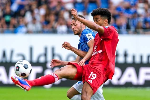 Emmanuel Iyoha (Fortuna Duesseldorf , 19) im Zweikampf mit Matthias Bader (SV Darmstadt 98, 26), GER, SV Darmstadt 98 vs. Fortuna Duesseldorf, Fussball, 2. Bundesliga, 1. Spieltag, Spielzeit 2024 2025, 04.08.2024. DFL REGULATIONS PROHIBIT ANY USE OF PHOTOGRAPHS as IMAGE SEQUENCES and or QUASI-VIDEO GER, SV Darmstadt 98 vs. Fortuna Duesseldorf, Fussball, 2. Bundesliga, 1. Spieltag, Spielzeit 2024 2025, 04.08.2024. Darmstadt