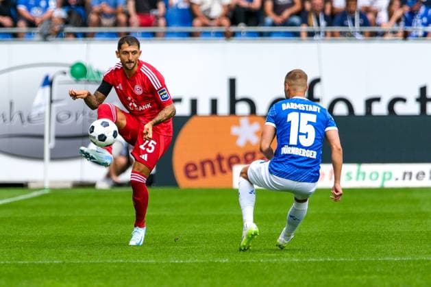 Matthias Zimmermann (Fortuna Duesseldorf , 25) am Ball, daneben Fabian Nuernberger (SV Darmstadt 98, 15), GER, SV Darmstadt 98 vs. Fortuna Duesseldorf, Fussball, 2. Bundesliga, 1. Spieltag, Spielzeit 2024 2025, 04.08.2024. DFL REGULATIONS PROHIBIT ANY USE OF PHOTOGRAPHS as IMAGE SEQUENCES and or QUASI-VIDEO GER, SV Darmstadt 98 vs. Fortuna Duesseldorf, Fussball, 2. Bundesliga, 1. Spieltag, Spielzeit 2024 2025, 04.08.2024. Darmstadt