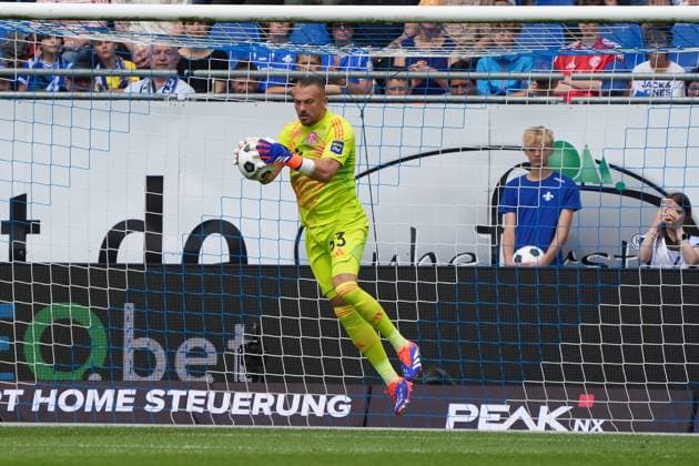 Torwart Florian Kastenmeier (Fortuna Düsseldorf, 33) hält - 04.08.2024 2. Bundesliga, Saison 24 25: SV Darmstadt 98 vs Fortuna Düsseldorf, Stadion am Boellenfalltor, emonline, emspor,
