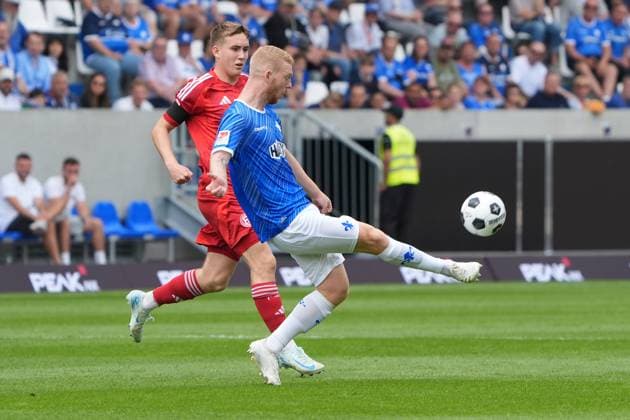 Kai Klefisch (SV Darmstadt 98, 17) gegen Tim Oberdorf (Fortuna Düsseldorf, 15) - 04.08.2024 2. Bundesliga, Saison 24 25: SV Darmstadt 98 vs Fortuna Düsseldorf, Stadion am Boellenfalltor, emonline, emspor,