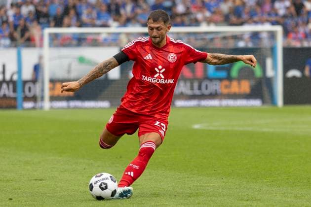 2. Fussball Bundesliga: SV Darmstadt 98 - Fortuna Düsseldorf, 04.08.2024 Matthias Zimmermann (Fortuna Düsseldorf 25) mit Ball ,Freisteller, Portrait Porträt, SV Darmstadt 98 - Fortuna Düsseldorf, Darmstadt, Merck-Stadion am Böllenfalltor, 4.8.2024