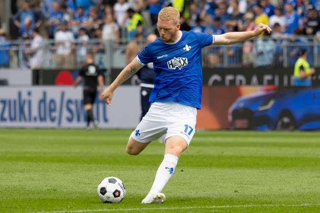 2. Fussball Bundesliga: SV Darmstadt 98 - Fortuna Düsseldorf, 04.08.2024 Kai Klefisch (SV Darmstadt 98 17) mit Ball, Freisteller, Portrait Porträt, SV Darmstadt 98 - Fortuna Düsseldorf, Darmstadt, Merck-Stadion am Böllenfalltor, 4.8.2024