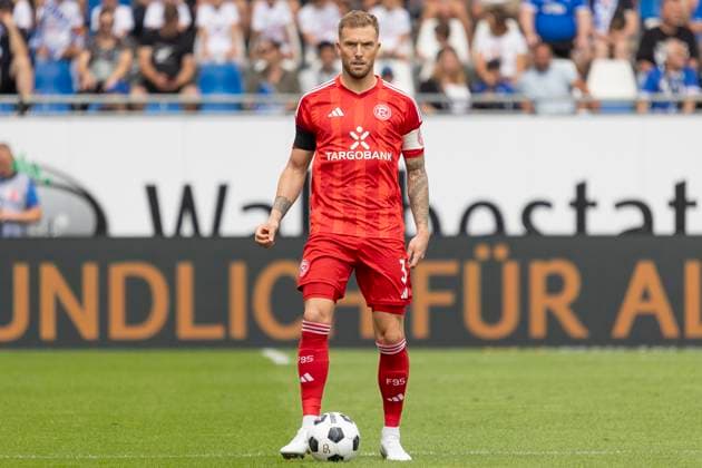 2. Fussball Bundesliga: SV Darmstadt 98 - Fortuna Düsseldorf, 04.08.2024 Andre Hoffmann (Fortuna Düsseldorf 3) mit Ball, Freisteller, Portrait Porträt, SV Darmstadt 98 - Fortuna Düsseldorf, Darmstadt, Merck-Stadion am Böllenfalltor, 4.8.2024