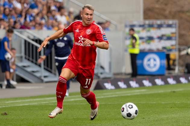 2. Fussball Bundesliga: SV Darmstadt 98 - Fortuna Düsseldorf, 04.08.2024 Felix Klaus (Fortuna Düsseldorf 11) am Ball, Freisteller, Portrait Porträt, SV Darmstadt 98 - Fortuna Düsseldorf, Darmstadt, Merck-Stadion am Böllenfalltor, 4.8.2024