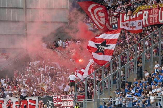 2. Fussball Bundesliga: SV Darmstadt 98 - Fortuna Düsseldorf, 04.08.2024 Pyrotechnik im Gästeblock, Pyro, Rauch Nebel, SV Darmstadt 98 - Fortuna Düsseldorf, Darmstadt, Merck-Stadion am Böllenfalltor, 4.8.2024