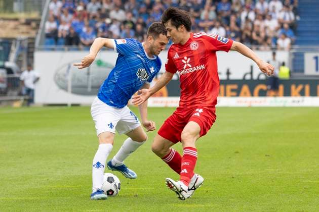 2. Fussball Bundesliga: SV Darmstadt 98 - Fortuna Düsseldorf, 04.08.2024 Sergio Lopez (SV Darmstadt 98 2) mit dem Ball im Zweikampf gegen Ao Tanaka (Fortuna Düsseldorf 4), SV Darmstadt 98 - Fortuna Düsseldorf, Darmstadt, Merck-Stadion am Böllenfalltor, 4.8.2024