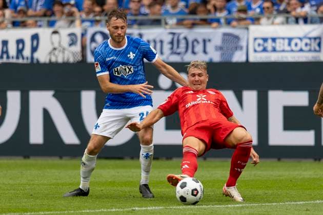 2. Fussball Bundesliga: SV Darmstadt 98 - Fortuna Düsseldorf, 04.08.2024 Sergio Lopez (SV Darmstadt 98 2)6 & Felix Klaus (Fortuna Düsseldorf 11) im Zweikampf um den Ball, SV Darmstadt 98 - Fortuna Düsseldorf, Darmstadt, Merck-Stadion am Böllenfalltor, 4.8.2024