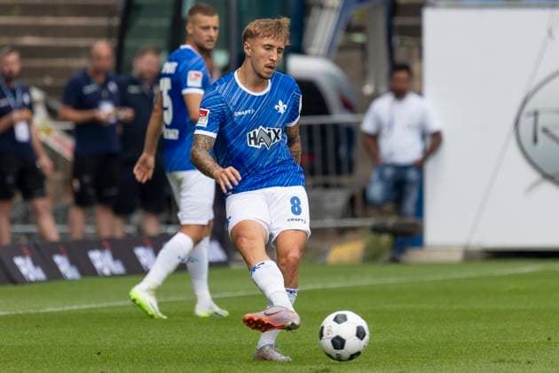 2. Fussball Bundesliga: SV Darmstadt 98 - Fortuna Düsseldorf, 04.08.2024 Luca Marseiler (SV Darmstadt 98 8) mit Ball, Freisteller, Portrait Porträt, SV Darmstadt 98 - Fortuna Düsseldorf, Darmstadt, Merck-Stadion am Böllenfalltor, 4.8.2024