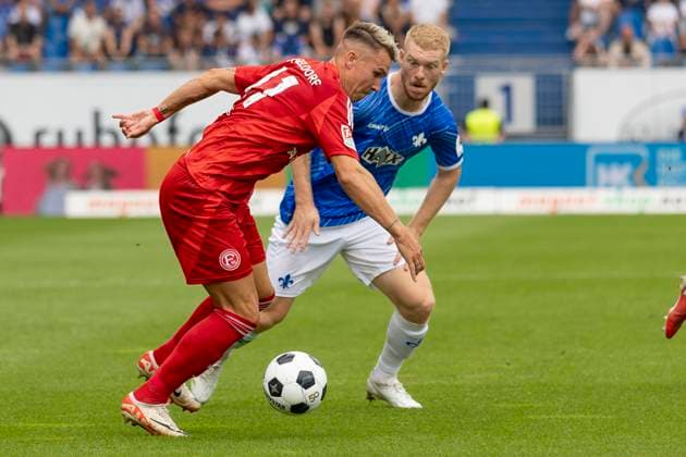 2. Fussball Bundesliga: SV Darmstadt 98 - Fortuna Düsseldorf, 04.08.2024 Felix Klaus (Fortuna Düsseldorf 11) mit Ball im zweikampf gegen Kai Klefisch (SV Darmstadt 98 17), SV Darmstadt 98 - Fortuna Düsseldorf, Darmstadt, Merck-Stadion am Böllenfalltor, 4.8.2024