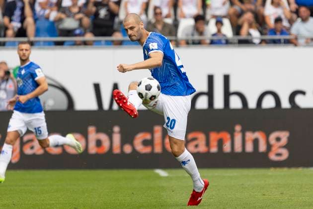 2. Fussball Bundesliga: SV Darmstadt 98 - Fortuna Düsseldorf, 04.08.2024 Aleksandar Vukotic (SV Darmstadt 98 20) mit Ball, Freisteller, Portrait Porträt, SV Darmstadt 98 - Fortuna Düsseldorf, Darmstadt, Merck-Stadion am Böllenfalltor, 4.8.2024