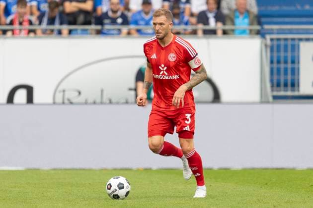 2. Fussball Bundesliga: SV Darmstadt 98 - Fortuna Düsseldorf, 04.08.2024 Andre Hoffmann (Fortuna Düsseldorf 3) mit Ball, Freisteller, Portrait Porträt, SV Darmstadt 98 - Fortuna Düsseldorf, Darmstadt, Merck-Stadion am Böllenfalltor, 4.8.2024