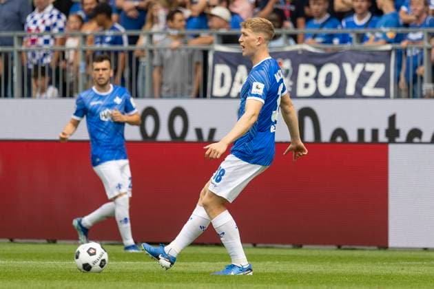 2. Fussball Bundesliga: SV Darmstadt 98 - Fortuna Düsseldorf, 04.08.2024 Clemens Riedel (SV Darmstadt 98 38) mit Ball, Portrait Porträt, SV Darmstadt 98 - Fortuna Düsseldorf, Darmstadt, Merck-Stadion am Böllenfalltor, 4.8.2024