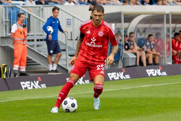 2. Fussball Bundesliga: SV Darmstadt 98 - Fortuna Düsseldorf, 04.08.2024 Matthias Zimmermann (Fortuna Düsseldorf 25) mit Ball, Freisteller, Portrait Porträt, SV Darmstadt 98 - Fortuna Düsseldorf, Darmstadt, Merck-Stadion am Böllenfalltor, 4.8.2024