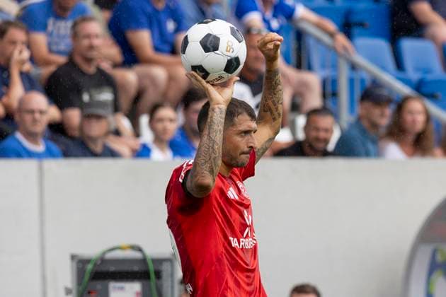 2. Fussball Bundesliga: SV Darmstadt 98 - Fortuna Düsseldorf, 04.08.2024 Matthias Zimmermann (Fortuna Düsseldorf 25) mit Ball ,Freisteller, Portrait Porträt, SV Darmstadt 98 - Fortuna Düsseldorf, Darmstadt, Merck-Stadion am Böllenfalltor, 4.8.2024