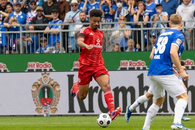 2. Fussball Bundesliga: SV Darmstadt 98 - Fortuna Düsseldorf, 04.08.2024 Emmanuel Iyoha (Fortuna Düsseldorf 19) mit einem Pass in die Spitze,SV Darmstadt 98 - Fortuna Düsseldorf, Darmstadt, Merck-Stadion am Böllenfalltor, 4.8.2024
