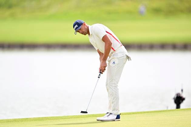 PARIS, FRANKRIKE 20240804 Victor Perez, Frankrike, under herrarnas fjärde runda i golftävlingen pa Le Golf National under sommar-OS i Paris 2024.