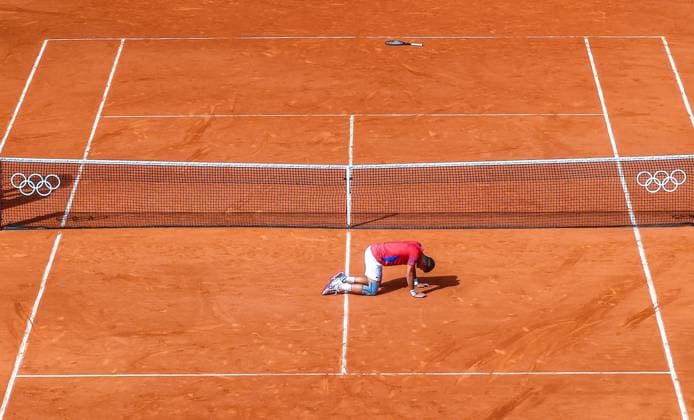 Sport Bilder des Tages FRANCE, PARIS - AUGUST 4, 2024: Serbia s Novak Djokovic celebrates victory after the men s singles final tennis match against Spain s Carlos Alcaraz during the 2024 Summer Olympics at Roland-Garros. Alexander Shcherbak TASS  72745043