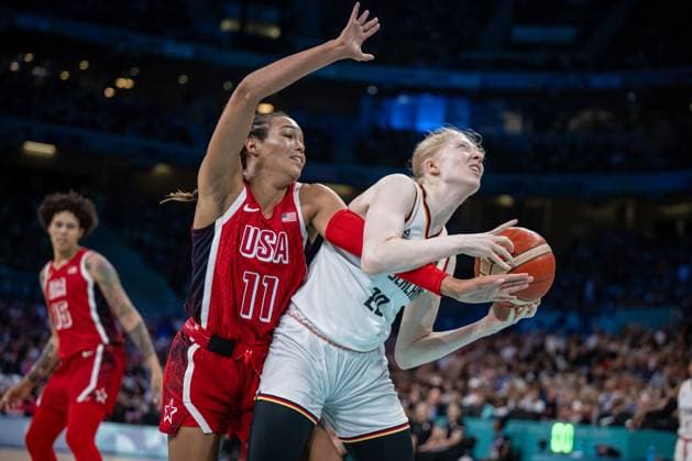 Olympische Spiele Paris 2024 Basketball Lille 04.08.2024 Vorrunde Frauen Damen Deutschland (GER) - Vereinigte Staaten von Amerika (USA) Frida Bühner (Deutschland, No.20) Napheesa Collier (USA, No.11) *** Olympic Games Paris 2024 Basketball Lille 04 08 2024 Preliminary round Women Women Germany GER United States of America USA Frida Bühner Germany, No 20 Napheesa Collier USA, No 11