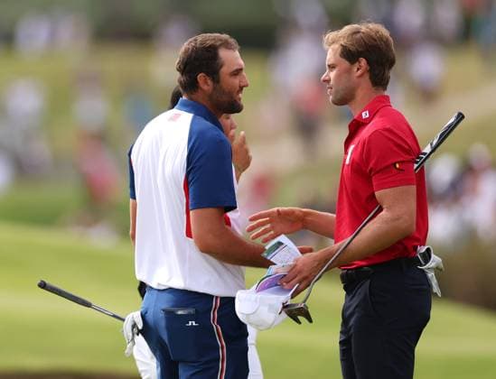 Paris 2024 Olympic Games, Olympische Spiele, Olympia, OS Le Golf National, Paris, France 4 8 2024 Men s Individual Stroke Play USA™s Scottie Scheffler and Belgium™s Thomas Detry on the 18th Scottie Scheffler and Belgium™s Thomas Detry on the 18th 4 8 2024  Copyright: x INPHO JamesxCrombiex JRH20431