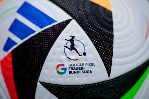 Ein Ball der Marke adidas Fussballliebe Pro, Competition Ball zeigt das Logo der Google Pixel Frauen-Bundesliga, Ligalogo, Sponsor, Ligasponsor, offizieller Spielball, official Match Ball, Symbolfoto, Symbolbild, Symbol, 04.08.2024, Sankt Leon-Rot (Deutschland), Fussball, Frauen, Testspiel, TSG 1899 Hoffenheim - FC Nordsjaelland, 04.08.2024, Sankt Leon-Rot (Deutschland), Fussball, Frauen, Testspiel, TSG 1899 Hoffenheim - FC Nordsjaelland, DFB DFL REGULATIONS PROHIBIT ANY USE OF PHOTOGRAPHS AS IMAGE SEQUENCES AND OR QUASI-VIDEO.