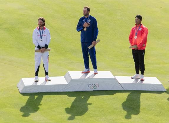 August 4, 2024, Paris, Ile de France, France: Medalists from the Men s Individual Stroke Play at Le Golf National during the 2024 Paris Summer Olympics in Paris, France. Gold medal winner SCOTTIE SCHEFFLER, USA, Silver Medal TOMMY FLEETWOOD, Great Britian, and Bronze medal winner HIDEKI MATSUYAMA, Japan. Paris France - ZUMAa19_ 20240804_oly_a19_013 Copyright: xAngelxAdamsx
