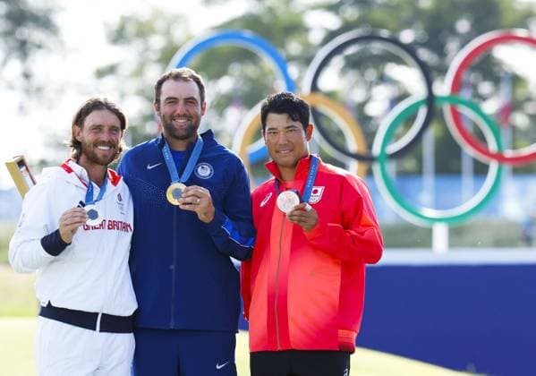 Bilder des Jahres 2024, Sport 08 August Sport Themen der Woche KW31 Sport Bilder des Tages Paris Olympics: Golf Scottie Scheffler (C) of the United States poses during the medal ceremony after winning gold in the men s golf event at the Paris Olympics on Aug. 4, 2024, at Le Golf National in Saint-Quentin-en-Yvelines, France, alongside silver medalist Tommy Fleetwood (L) of Britain and bronze medalist Hideki Matsuyama of Japan.  A14AA0003238643P