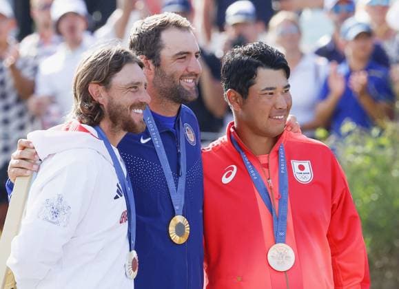 Paris Olympics: Golf Scottie Scheffler (C) of the United States poses for a photo during the medal ceremony after winning gold in the men s golf event at the Paris Olympics on Aug. 4, 2024, at Le Golf National in Saint-Quentin-en-Yvelines, France, alongside silver medalist Tommy Fleetwood (L) of Britain and bronze medalist Hideki Matsuyama of Japan.  A14AA0003238693P