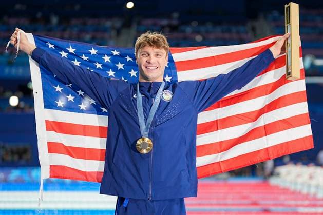 Sport Themen der Woche KW31 NANTERRE, FRANCE - AUGUST 4: Bobby Finke of United States celebrates his Gold Medal during Men™s 1500m Freestyle during Swimming day nine of the Olympic Games, Olympische Spiele, Olympia, OS Paris 2024 at Paris La Defense Arena on August 4, 2024 in Nanterre, France. Nanterre Paris La Defense Arena France *** NANTERRE, FRANCE AUGUST 4 Bobby Finke of United States celebrates his Gold Medal during Men™s 1500m Freestyle during Swimming day nine of the Olympic Games Paris 2024 at Paris La Defense Arena on August 4, 2024 in Nanterre, France Nanterre Paris La Defense Arena France Copyright: xJustPictures.ch JarixPestelaccix jp-en-EuSpIm-JPH03737-2
