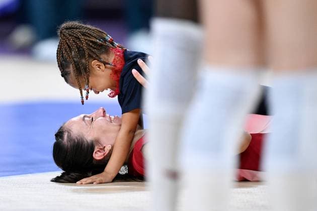 (240804) -- PARIS, Aug. 4, 2024 -- Helena Cazaute (bottom) of team France interacts with a child after the women s preliminary round pool A match of volleyball between the United States and France at the Paris 2024 Olympic Games, Olympische Spiele, Olympia, OS in Paris, France, Aug. 4, 2024. ) (PARIS2024) FRANCE-PARIS-OLY-VOLLEYBALL JuxHuanzong 