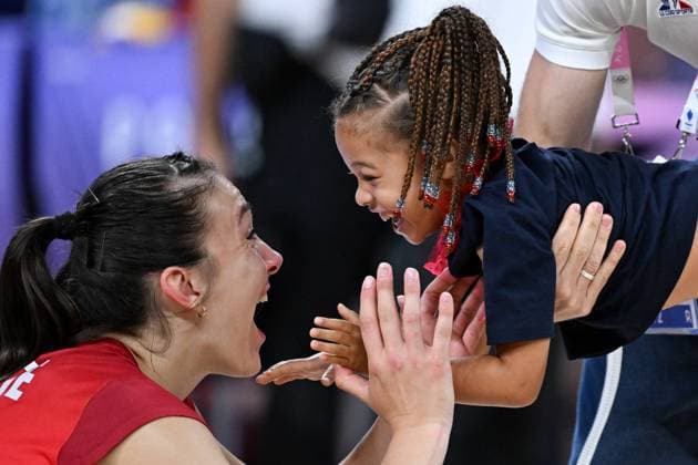 (240804) -- PARIS, Aug. 4, 2024 -- Helena Cazaute (L) of team France interacts with a child after the women s preliminary round pool A match of volleyball between the United States and France at the Paris 2024 Olympic Games, Olympische Spiele, Olympia, OS in Paris, France, Aug. 4, 2024. ) (PARIS2024) FRANCE-PARIS-OLY-VOLLEYBALL JuxHuanzong 