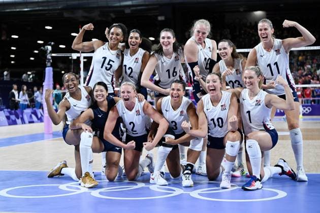 (240804) -- PARIS, Aug. 4, 2024 -- Athletes of team the United States pose for photos after the women s preliminary round pool A match of volleyball between the United States and France at the Paris 2024 Olympic Games, Olympische Spiele, Olympia, OS in Paris, France, Aug. 4, 2024. ) (PARIS2024) FRANCE-PARIS-OLY-VOLLEYBALL JuxHuanzong 