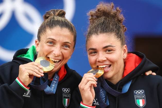 Sport Themen der Woche KW31 Sport Bilder des Tages FRANCE, PARIS - AUGUST 4, 2024: Gold medal winners, Italy s Sara Errani (L) and Jasmine Paolini bite their medals as they pose for a photograph during the victory ceremony for the women s doubles tennis final at Roland-Garros (a.k.a Court Philippe-Chatrier) during the 2024 Summer Olympics. Alexander Shcherbak TASS  72752552