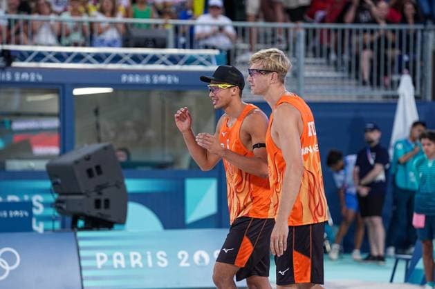 2024-08-04 Beach Volleybal - Olympic Games, Olympische Spiele, Olympia, OS Paris 2024 - Day 9 PARIS, FRANCE - AUGUST 4: Matthew Immers of the Netherlands and Steven van de Velde of the Netherlands competing in the Men s Round of 16 during Day 9 of Beach Volleybal - Olympic Games Paris 2024 at Eiffel Tower Stadium on August 4, 2024 in Paris, France. (Photo by Andre Weening BSR Agency) Paris France Content not available for redistribution in The Netherlands directly or indirectly through any third parties. Copyright: xBSRxAgencyx